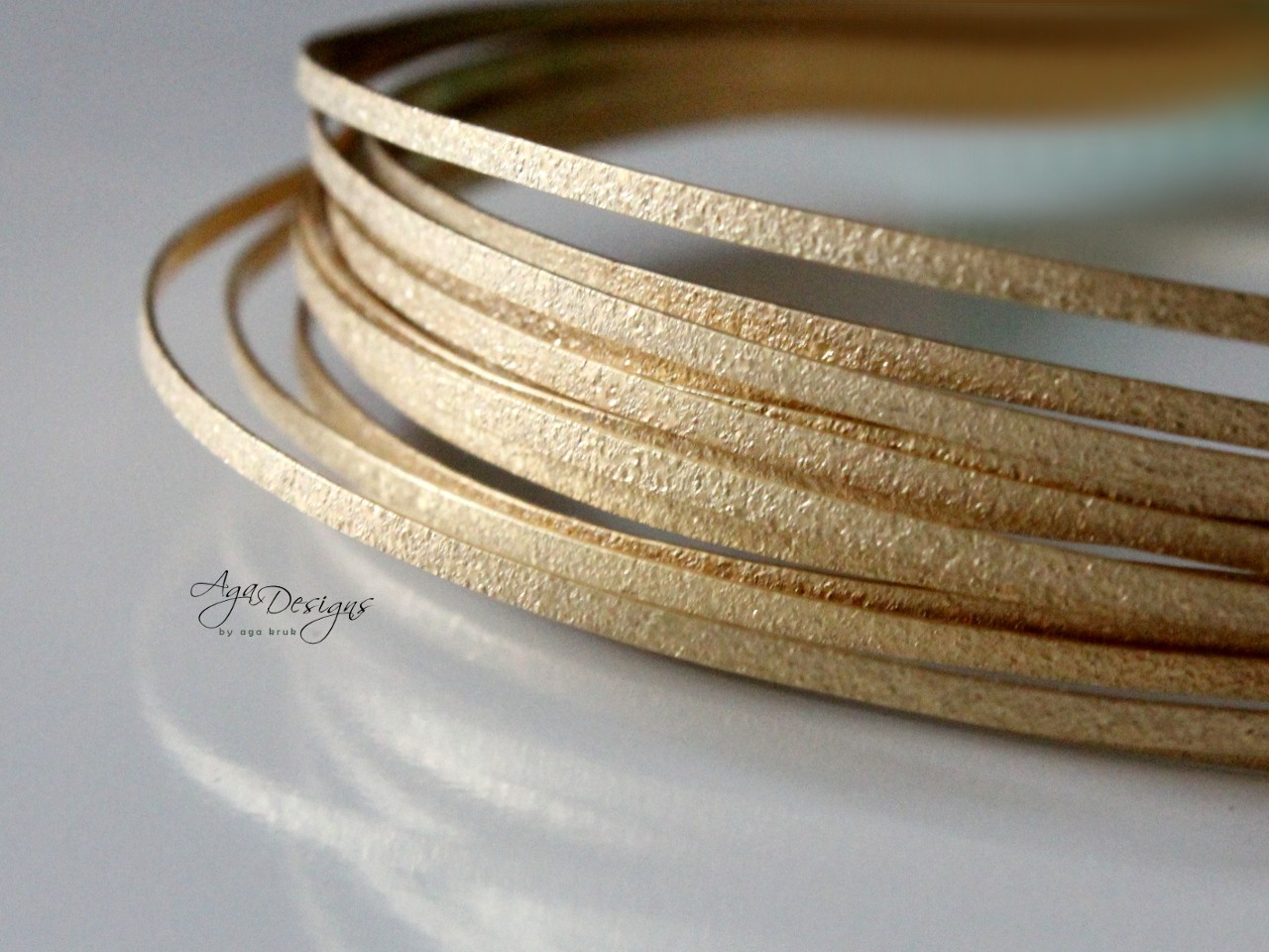 Gold Wire Stock Photos and Pictures - 36,569 Images